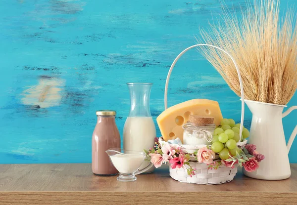 Foto von Milchprodukten über einem Holztisch. Symbole des jüdischen Feiertags - Shavuot — Stockfoto