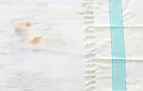 白い木製の背景を持つヴィンテージファブリックのトップビュー — ストック写真