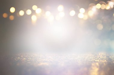 Soyut parlak gümüş ve yaldızlı ışıklar arka planda. Odaklanmamış