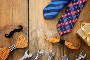 Babalar günü konsepti. hediye kutusu, kravat ve ahşap arka plan üzerinde komik bıyık. üst görünüm, düz yatıyordu
