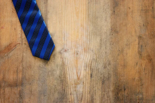 Fars dagskoncept. Necktie över trä bakgrund. ovanifrån, platt liggunderlag — Stockfoto