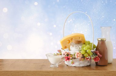 ahşap masa üzerinde süt ürünleri fotoğrafı. Yahudi holünün sembolleri