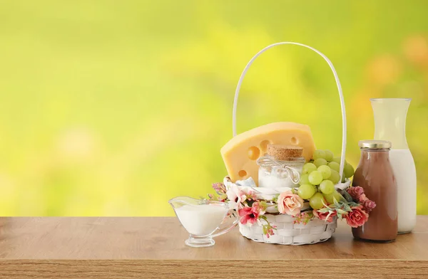 Foto de produtos lácteos sobre mesa de madeira. Símbolos do álcool judaico — Fotografia de Stock