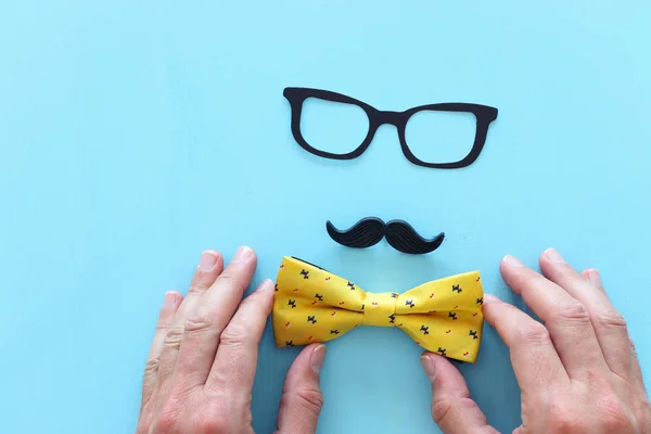 Conceito de dia do pai. Decote e bigode sobre fundo de madeira. vista superior, flat lay — Fotografia de Stock