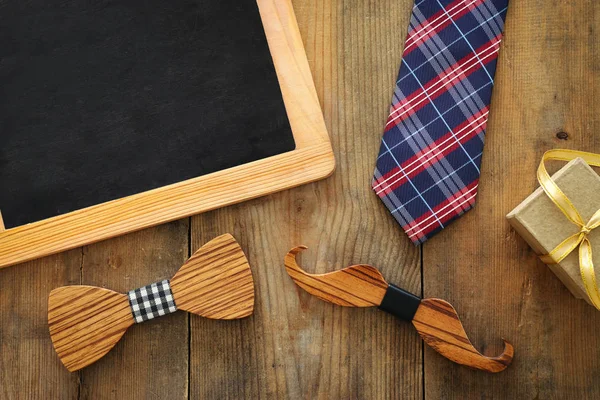 Fars dags koncept. presentask, slips och rolig mustasch över trä bakgrund. övre vy, Flat Lay — Stockfoto
