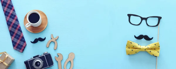 Vatertagskonzept. Geschenkschachtel, Krawatte und lustiger Schnurrbart über Holzgrund. Draufsicht, flache Lage. Banner — Stockfoto