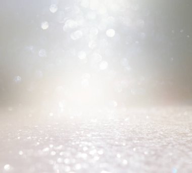 Soyut parlak gümüş ve yaldızlı ışıklar arka planda. Odaklanmamış