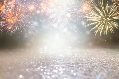 Havai fişeklerle soyut altın ve gümüş parıltılı arka plan. Noel arifesi, 4 Temmuz bayramı konsepti.