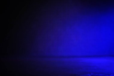 sis veya sis, spot ışığı ve ekran ile soyut karanlık konsantre zemin sahnesi