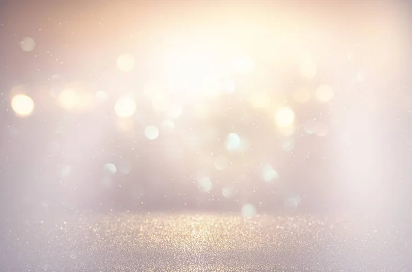 抽象的な輝きの銀と金のライトの背景。デフォーカス — ストック写真