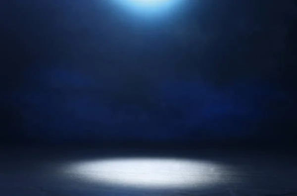 Абстрактний темний концентрат підлоги сцени з туманом або туманом, прожектор і дисплей — стокове фото