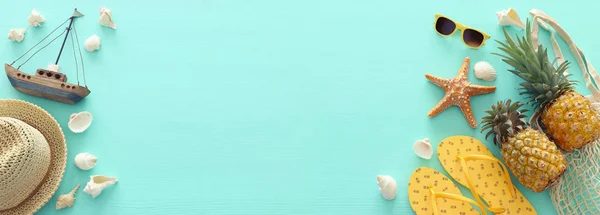 Piña madura y playa objetos de estilo de vida marina sobre fondo de madera azul menta pastel. Concepto de vacaciones tropicales de verano. banner — Foto de Stock
