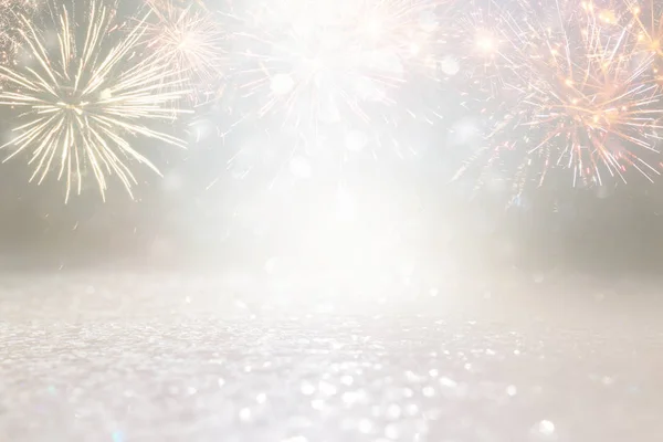 Abstrakter Gold- und Silberglitzerhintergrund mit Feuerwerk. Heiligabend, 4. Juli Ferienkonzept — Stockfoto