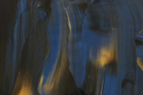 Abstrakt marbleized effekt bakgrund. Blå och svart kreativa färger. Vacker färg med tillsats av guld — Stockfoto