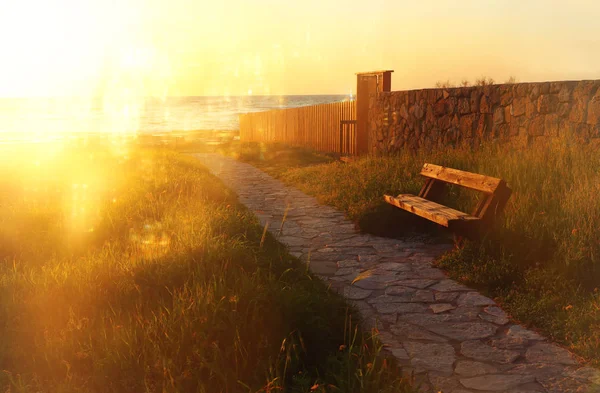 Bild des Weges zur Strandbank und zum Holzzaun bei Sonnenuntergang — Stockfoto