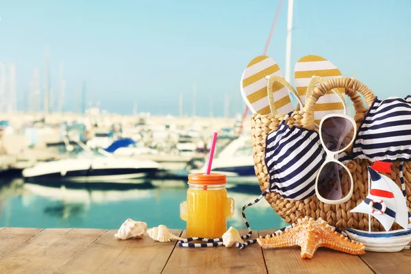 Ferien- und Sommerkonzept mit Meereslebensstilobjekten und frischem Fruchtgetränk über Holztisch — Stockfoto
