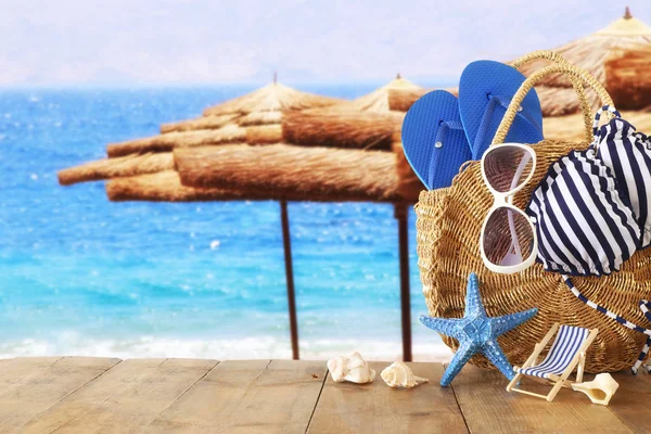 바다 풍경 배경 앞 나무 테이블을 통해 바다 생활 스타일 개체휴가와 여름 개념 — 스톡 사진