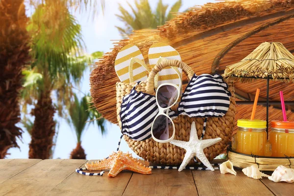 바다 생활 양식 객체와 나무 테이블 위에 신선한 과일 음료와 휴가와 여름 개념 — 스톡 사진