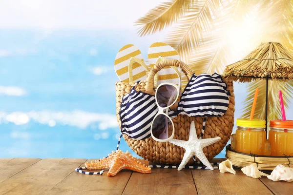 Concepto de vacaciones y verano con objetos de estilo de vida marina y bebida de fruta fresca sobre mesa de madera — Foto de Stock