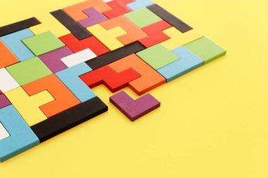 Ahşap masa üzerinde bir renkli kare tangram bulmacanın