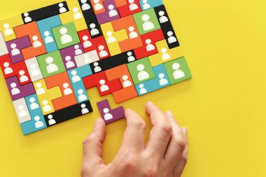 ahşap sekme üzerinde insan simgeleri ile tangram bulmaca blokları görüntü