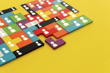 ahşap sekme üzerinde insan simgeleri ile tangram bulmaca blokları görüntü