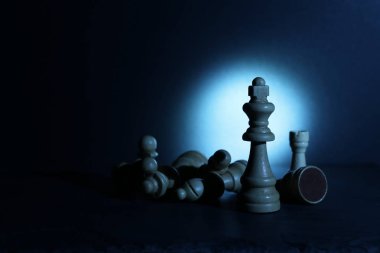 Ahşap satranç figürleri karanlık ve dramatik ışıklandırma