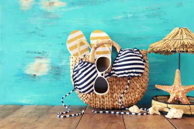 ahşap masa üzerinde deniz yaşamı tarzı nesneleri ile tatil ve yaz konsepti