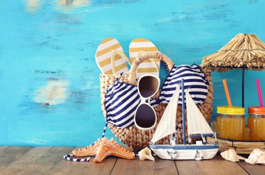 deniz yaşamı tarzı nesneleri ve ahşap masa üzerinde taze meyve içeceği ile tatil ve yaz konsepti