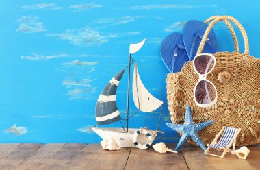 ahşap masa üzerinde deniz yaşamı tarzı nesneleri ile tatil ve yaz konsepti