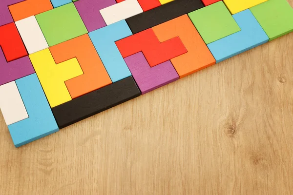 Een kleurrijke vierkante tangram puzzel, over houten tafel — Stockfoto