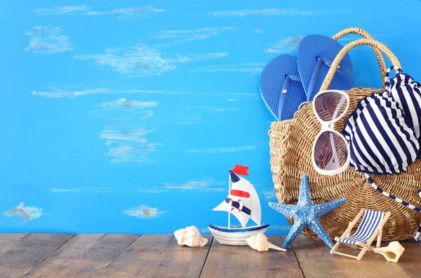 Concepto de vacaciones y verano con objetos de estilo de vida marina sobre mesa de madera — Foto de Stock