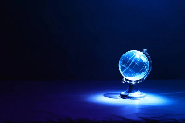 Petit globe de cristal devant la lumière sombre et dramatique.concept des problèmes mondiaux — Photo