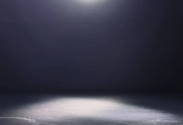 Темная сцена с туманом или туманом, прожектором и дисплеем — стоковое фото