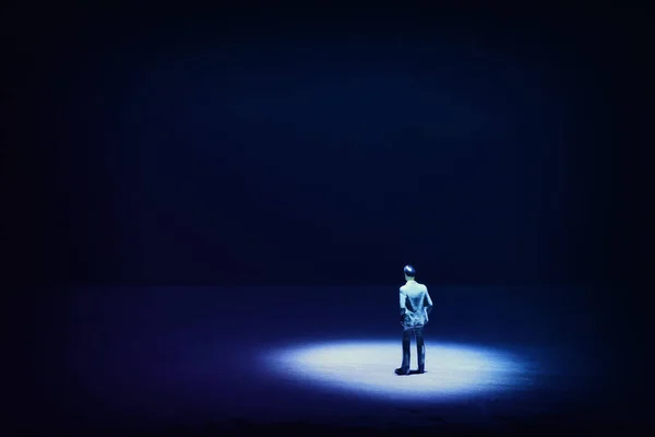 Obraz miniaturowego mężczyzny stoi w reflektorze patrząc w przyszłość. Koncepcja stojących przed nieznanym, podejmowanie decyzji i znalezienie rozwiązania. — Zdjęcie stockowe