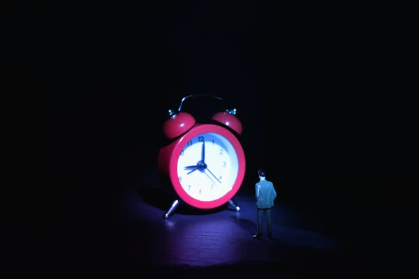 Concept de leadership, homme miniature regardant l'horloge, date limite et défi idée — Photo