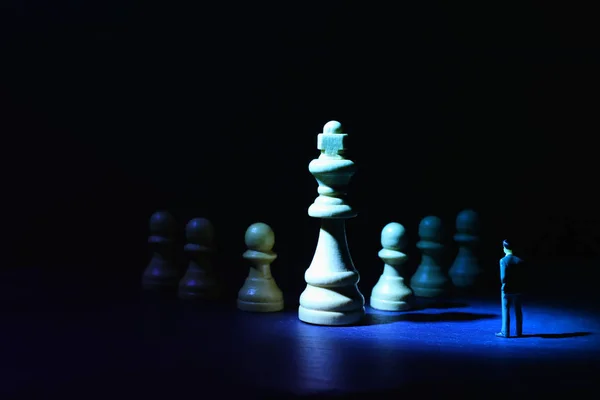 Концептуальная картина бизнесмена, смотрящего на шахматных фигур и размышляющего над планом действий — стоковое фото