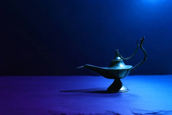 Obraz kouzelné záhadné Aladdin lampy. Tmavé pozadí a dramatické světlo — Stock fotografie