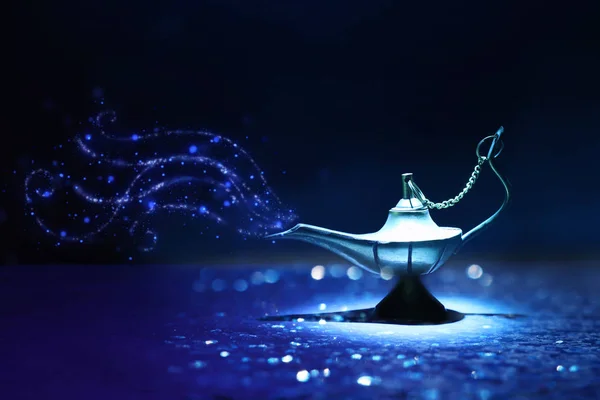 Изображение волшебной таинственной лампы Аладдина с блестящими дымами. Темный фон и драматический свет — стоковое фото