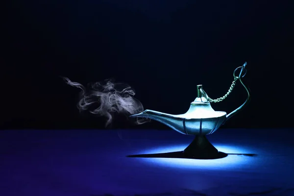 Immagine di magica misteriosa lampada ad aladino con fumo. Sfondo scuro e luce drammatica — Foto Stock