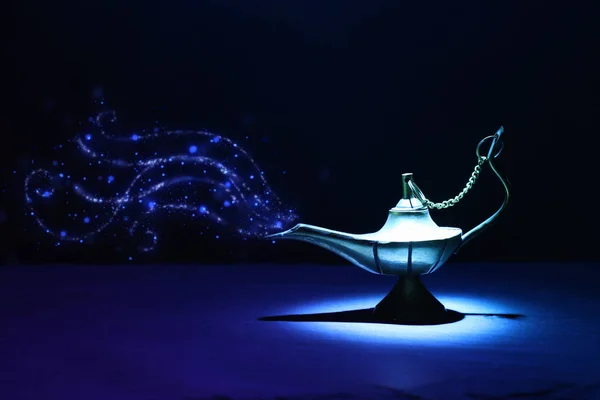 Imagem de lâmpada aladdin misterioso mágico com fumaça brilho. Fundo escuro e luz dramática — Fotografia de Stock