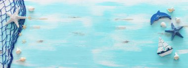 antika tekne, deniz yıldızı ve pastel mavi ahşap arka plan üzerinde denizüstü ile tatil ve yaz konsepti. Üst görünüm düz yatıyordu