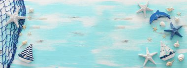 antika tekne, deniz yıldızı ve pastel mavi ahşap arka plan üzerinde denizüstü ile tatil ve yaz konsepti. Üst görünüm düz yatıyordu