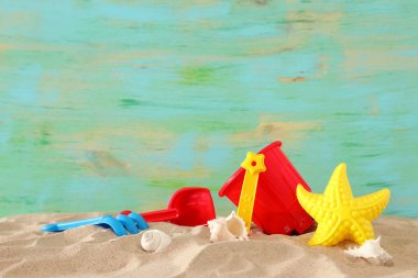 kum üzerinde çocuk için plaj renkli oyuncaklar ile tatil ve yaz görüntü
