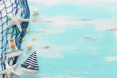 antika tekne, deniz yıldızı ve pastel mavi ahşap arka plan üzerinde denizüstü ile tatil ve yaz konsepti. Üst görünüm düz yatıyordu
