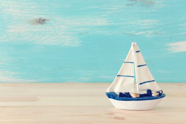 ahşap masa veya raf ve pastel mavi arka plan üzerinde vintage tekne