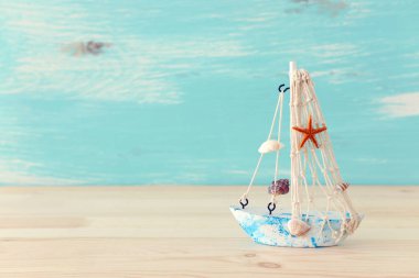 ahşap masa veya raf ve pastel mavi arka plan üzerinde vintage tekne