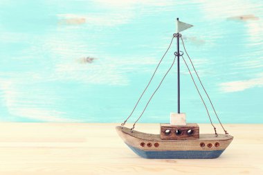 ahşap masa veya raf ve pastel mavi arka plan üzerinde vintage tekne