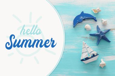 antika tekne, deniz yıldızı ve pastel mavi ahşap arka plan üzerinde denizüstü ile tatil ve yaz konsepti. Üst görünüm düz yatıyordu