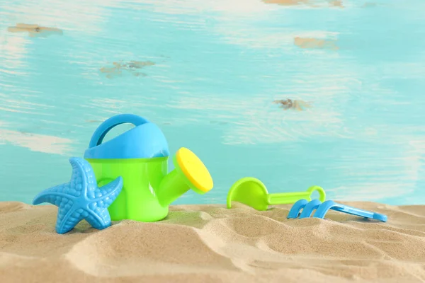 Kum üzerinde çocuk için plaj renkli oyuncaklar ile tatil ve yaz görüntü — Stok fotoğraf